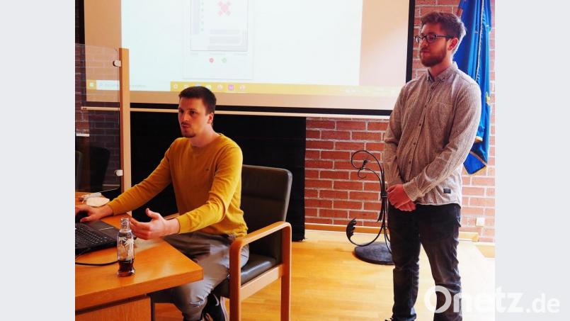 Die Masterstudenten Martin Schütte (Links) und Max Kaiser präsentierten Vorschläge für eine neue Weiden-App. Bild: Bühner