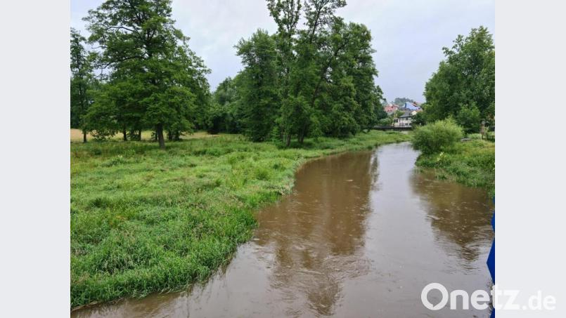Die Haidenaab in Pressath am Freitagnachmittag. Bis 16 Uhr war der Pegel auf 102 Zentimeter gestiegen und damit in Meldestufe 1 geblieben. Bild: sne