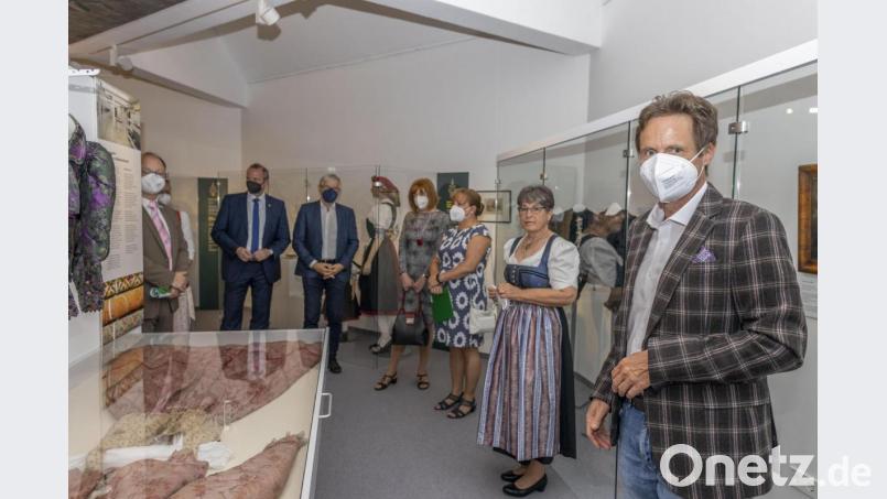 Viel Lob gab es bei der Ausstellungseröffnung für die Organisatoren, Unterstützer und Helfer. Rechts im Bild Volker Dittmar, Leiter des Egerland-Museums Marktredwitz. Bild: dtr