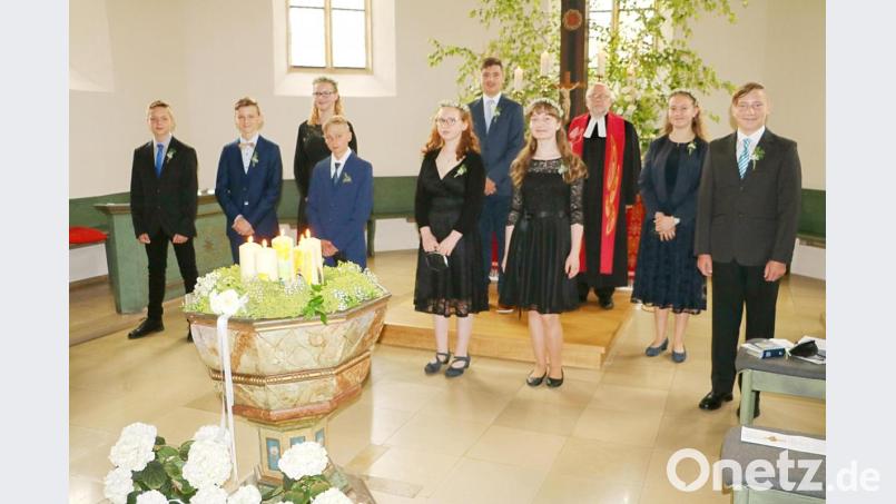 Zur Gruppenaufnahme kamen alle Konfirmanden zwischen den beiden Gottesdiensten zusammen. Von links: Noah Behringer, Leonard Pleier, Laura Rupprecht, Max Dehling, Emma Kunstmann, Matti Hagerer, Mona Haas, Pfarrer Matthias Ahnert, Luisa Zagel, Michael Nibler Bild: gru