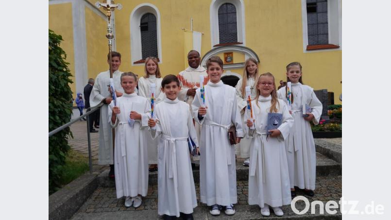 Pfarrer Moses Gudapati mit den Ministranten und den Kommunionkindern: (von links) Martha Rogenhofer, Anton Oberndorfer, Johannes Horst, Laura Stockner und Pauline Knab. Bild: jow