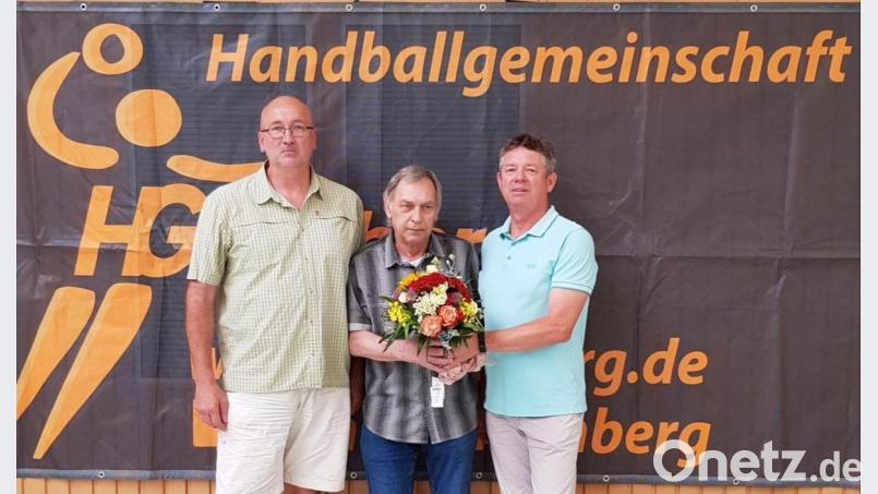 HG-Abteilungsleiter Frank Mitschke (links) und sein Stellvertreter Wolfgang Schaller (rechts) bedankten sich bei Kassier Jürgen Friedrich für seine 35-jährige ehrenamtliche Tätigkeit. Bild: zyz