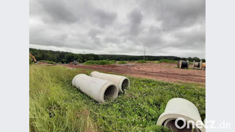 Die Rohre zur Erschließung des Schirmitzer Baugebiets „Gladiolenweg“ liegen kaum bereit, da weist die Gemeinde gleich die nächsten Flächen für Häuslebauer aus. Bild: ise