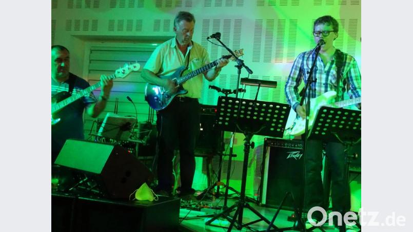 Endlich wieder Rock'n'Roll: Die zum Stammtisch gehörende Band hatte nach einjähriger Coronapause eigens geprobt. Beim ersten Treffen seit langer Zeit legte sie dann auch furiose Auftritte hin. Bild: Houschka