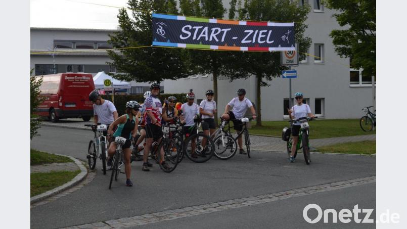 Ein Rückblick zur vergangenen Zoigltour: Gruppen bis zu 30 Radlern wurden in Startblöcken im Abstand von zehn Minuten auf die Strecke der Pirker Zoigltour geschickt. Archivbild: fz