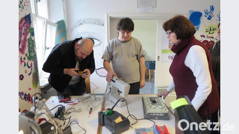 In einem der letzten Reparaturcafés vor der Corona-Pandemie hatte sich die Besitzerin einer Nähmaschine hilfesuchend an Arno Preißinger und Thomas Meyerhöfer (von links) gewandt. Archivbild: jzk