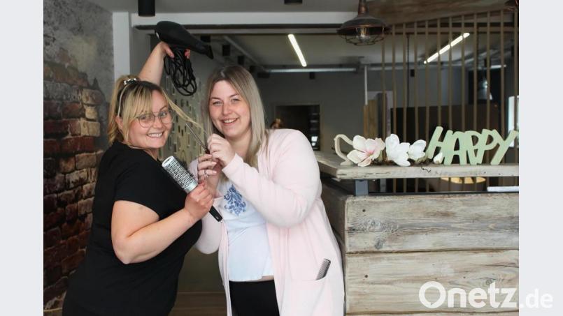 Glücklich im eigenen Friseursalon: Lena Federl und Sabrina Wittmann. Bild: Evi Wagner
