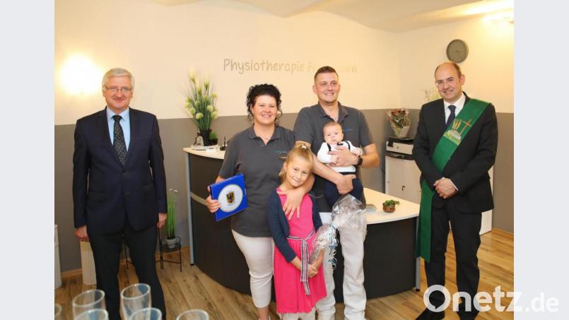 Franz Horn (Zweiter von rechts) eröffnete am Unteren Markt 22 in Erbendorf seine eigene Physiotherapiepraxis. Unterstützt wird er von seiner Frau Julia (mit im Bild die beiden Kinder). Dazu gratulierte Bürgermeister Johannes Reger (links). Diakon Martin Schraml (rechts) segnete die Praxisräume. Bild: Jochen Neumann
