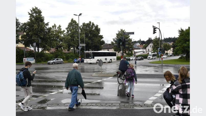 Der Bus naht aus der Sulzbacher Straße, um an der Ampel links in den Pfalzgrafenring zum Bahnhof abzubiegen. Wenn jetzt Fußgänger und Radler die Kreuzung überqueren und bevorrechtigte Autos aus der Mühlgasse nach rechts abbiegen, muss der Bus warten – und seine Fahrgäste verpassen ihre Anschlüsse am Busbahnhof. Bild: Petra Hartl