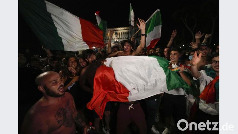 Italien steht im EM-Finale. So ähnlich wie auf diesem Bild sah es auch in Mauro Grestas Geburtsstadt Treviso in Venetien aus, als Italien am Dienstag gegen Spanien gewonnen hatte. Symbolbild: Alessandra Tarantino/dpa