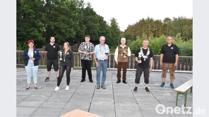 Die neuen Schützenkönige und -vizekönige mit den &quot;Alpenrose&quot;- Schützenmeistern Roland Bäumler (rechts) und Stefan Freundl (hinten links). Bild: hcz