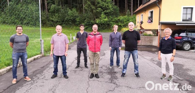 Das Führungsteam der Sparte Tischtennis: (von links) Matthias Eigner, Peter Schraml, Marco Schöfer, Hubert Scherm, Patrick Lochner, Peter Wenning und TSV-Vorsitzender Bernhard Reis. Bild: plo