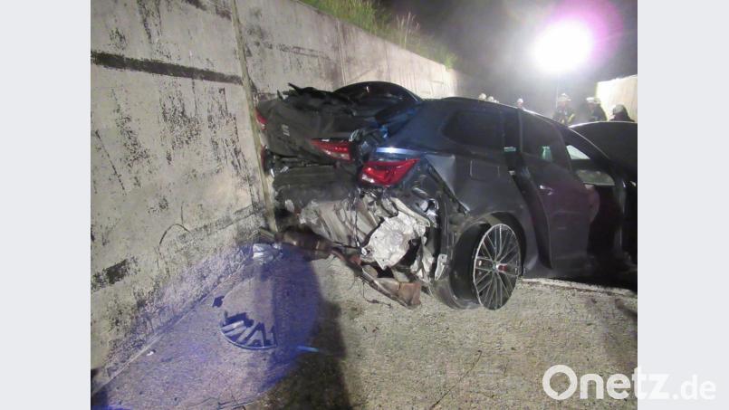 Auf der Mauer eines Fahrsilos endete die Fahrt eines 22-jährigen Flossers, der bei dem Unfall schwer verletzt wurde. Bild: PI NEW/exb