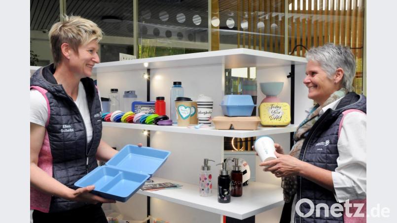 Eine Idee, die aus der aktuellen Corona-Pandemie heraus entstanden ist: Marketing-Chefin Ellen Scheibl (links) präsentiert die Mehrwegboxen für Essen to go. Ihre Kollegin Susanne Regler, Leiterin des Qualitätsmanagements, hält einen Mehrwegbecher in der Hand, auf den viele Kaffeetrinker schon seit längerer Zeit umgeschwenkt sind. Bild: Stephan Huber