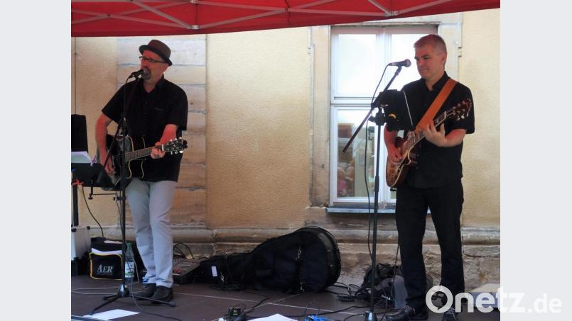 Mundart-Liedermacher Hubert Treml (links) und Gitarrist Robert Prill begeisterten mit ihren meist leisen, manchmal fetzigen Songs. Bild: tra
