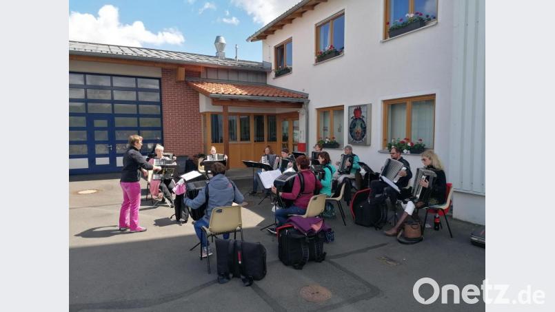Die erste Probe nach der durch Corona bedingten Auszeit fand kürzlich im Hof des Feuerwehrgerätehauses statt, danach trafen sich die Mitglieder zur Jahreshauptversammlung. Bild: Akkordeonorchester/exb