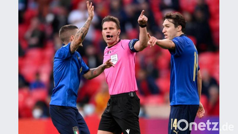 Schiedsrichter Felix Brych leitete das EM-Spiel Italien-Spanien. Hier ist er im „angeregten“ Gespräch mit den beiden Italienern Marco Verratti (links) und Federico Chiesa. Bild: Laurence Griffiths/dpa