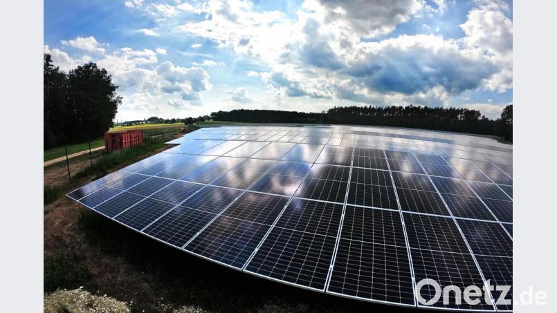 Aufbau der Module für die PV-Anlage &quot;Striegel&quot; in Sulzbach-Rosenberg in der Nähe der Prägefolienfirma Kurz. Bild: Petra Hartl