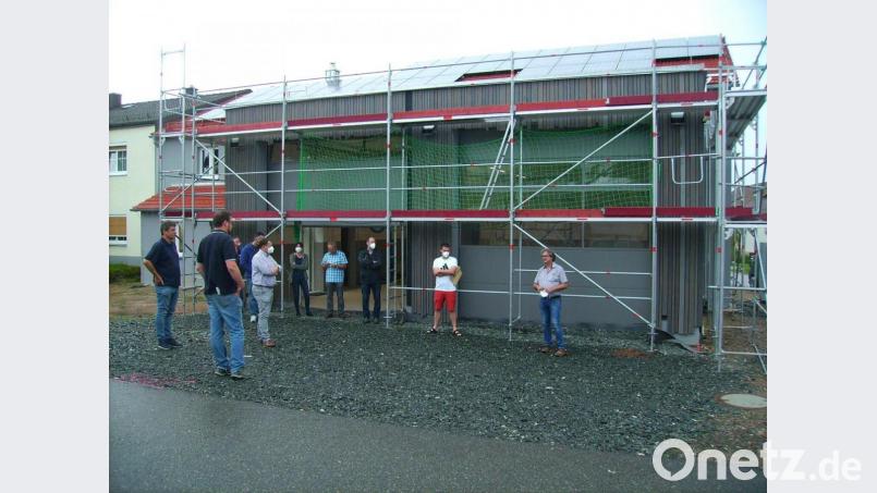 Feuerwehrvorsitzender Hermann Lorenz (links) stellt den Mitgliedern des Pressather Bauausschusses das kurz vor der Einweihung stehende neue Gerätehaus der Dießfurter Feuerwehr vor. Bild: bjp