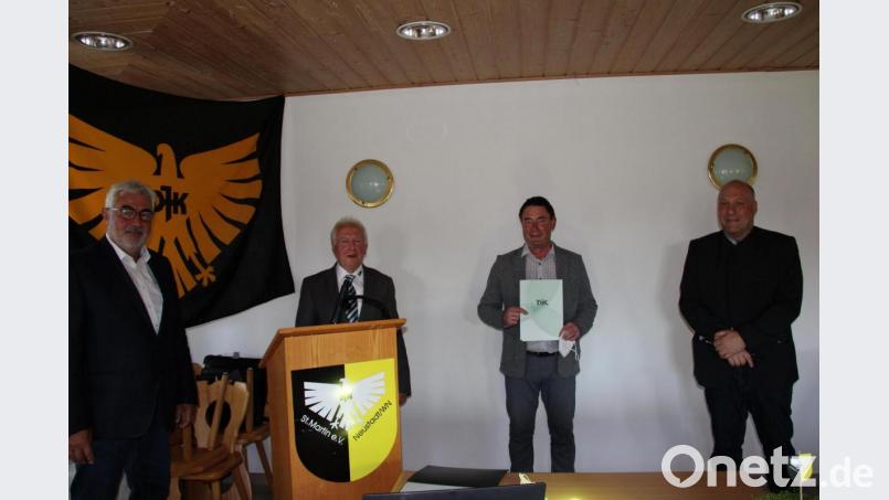 Der scheidende DJK-Vorsitzende Wolfgang Schwarz (Zweiter von rechts) erhielt von Dirk Lill (rechts), Geschäftsführer und Sportreferent des DJK-Diözesanverbandes Regensburg und DJK-Kreisvorsitzenden Siegmund Balk (Zweiter von links) ddie goldene Ehrennadel mit Urkundes des DJK-Bundesverbandes für seine langjährigen Dienste überreicht. Links im Bild der neue DJK-Vorsitzende Rupert Troppmann. Bild: prh