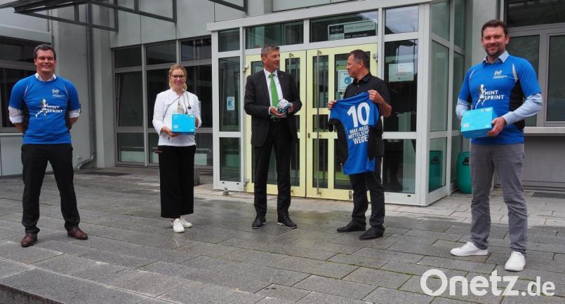 Tobias Kick, Schulleiter der Max-Reger-Schule Weiden (Dritter von links) freut sich über 15 neue Lernroboter für den Unterricht. Mit dabei bei der Spendenübergabe (von links) Florian Rieder und Sabine Müller, Jürgen Spickenreuther und Wirtschaftsförderer Fabian Liedl Bild: Bühner