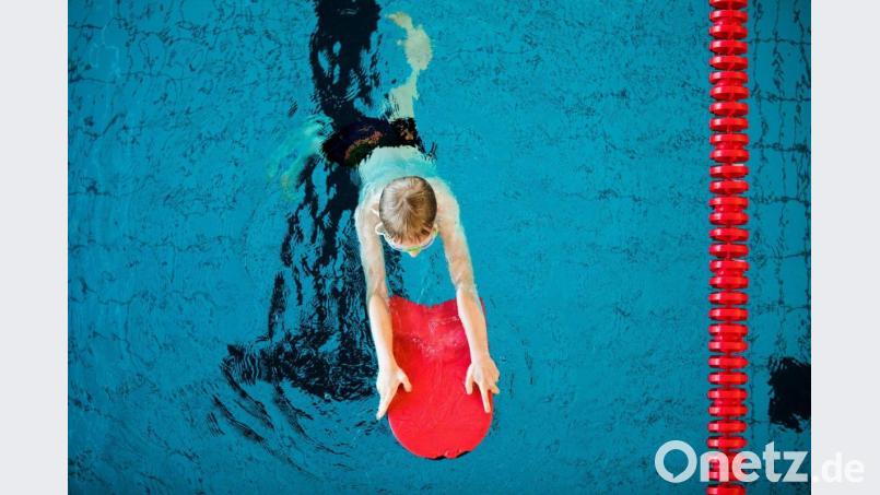Auch im Landkreis Neustadt ist die Nachfrage nach Schwimmkursen für Kinder hoch und das Angebot relativ knapp. Symbolbild: Rolf Vennenbernd/dpa