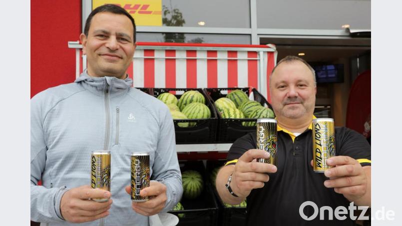 Vorsitzender Mustafa Sugle und Alexander Stoj (von links) setzen viele Marketing-Ideen um, damit der ERSC Amberg in der Region wieder populärer wird. Bild: Wolfgang Steinbacher
