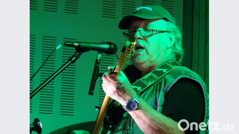 Lothar "Julio" Burkert gehört zu den ältesten Akteuren und steht bei jedem Stammtischtreffen mit seiner Gitarre auf der Bühne. Bild: Houschka