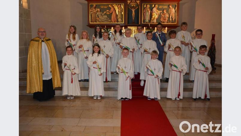 In zwei Festgottesdiensten am Sonntagvormittag empfingen insgesamt 36 Kinder die Erstkommunion. Im Bild die 18 Kinder der 3a und der Kombiklasse mit Stadtpfarrer Anton Witt. Bild: jr
