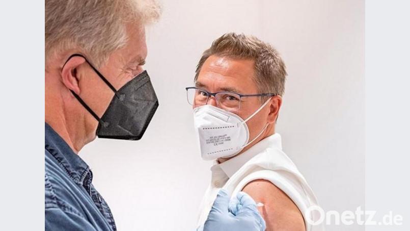 Kleiner Pieks, große Wirkung: Holger Theiss, Senior Vice President Group Human Resources der Grammer AG (rechts), mit Betriebsarzt Dr. Stefan Erhart (links) bei seinem Impftermin. Bild: Grammer AG