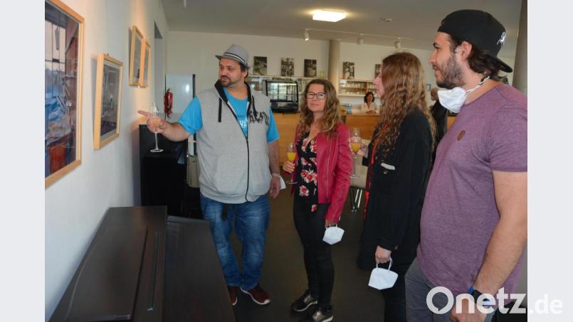 Fotograf und Maler Jürgen Lauterbach (links) führte Gäste durch seine Ausstellung, die bis zum 31.Oktober im Museumscafé zu sehen ist. Bild: jr