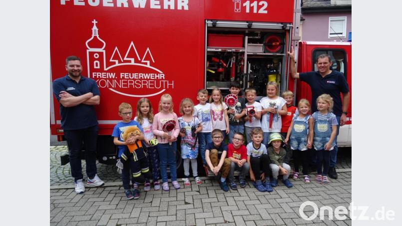 Philipp Schwan (links) und Manfred Günthner von der Feuerwehr Konnersreuth besuchten auch die Vorschulkinder im gemeindlichen Kinderhaus. Beide Feuerwehrmänner sind doppelt geimpft und hatten auch einen Test gemacht, wie es vonseiten der Einrichtung hieß. Bild: exb