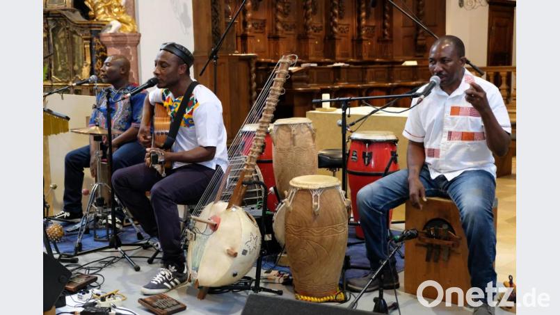 Das Trio Adjiri Odametey zählt zu den beeindruckendsten Vertretern afrikanischer Musik unserer Tage. Am Sonntagabend begeistert die Gruppe das Publikum in Speinshart. Bild: do