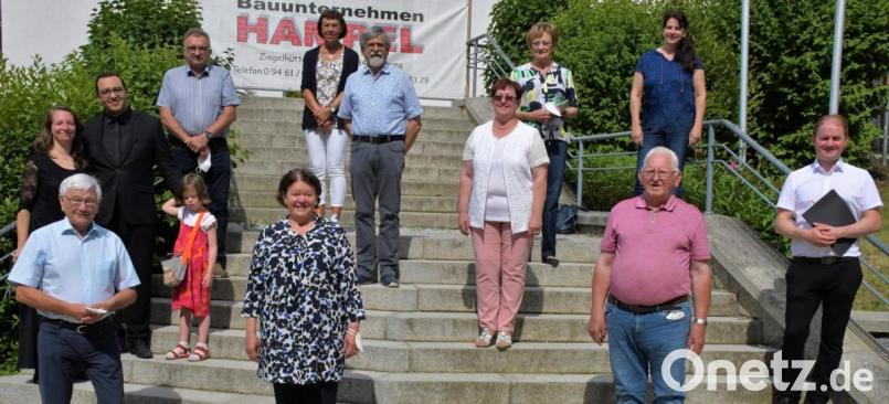 Die neugewählte Führung des Neunburger Orgelbauvereins bilden (von links) Otto Reimer, Stefanie und Steven Heelein (mit Tochter), Bernhard Dommer, Marianne Deml, Helga Reimer, Helmut Mardanow, Christine Schmid, Burga Männer, Rudolf Schmid, Agnes Jonas und Stadtpfarrer Stefan Wagner. Bild: Agnes Jonas