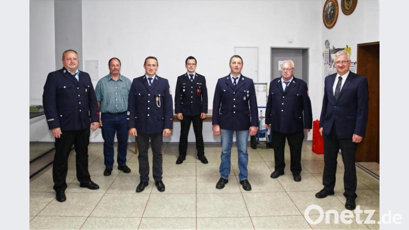 Für ihren langjährigen Feuerwehrdienst wurden (von links) Zweiter Vorsitzender Franz Wenning, Karl Dostler, Kommandant Rudi Schinner und Bernhard Häupler ausgezeichnet. Bürgermeister Johannes Reger, Feuerwehrvorsitzender Willi Kraus (von rechts) und Zweiter Kommandant Manuel Köllner (Vierter von rechts) gratulierten. Bild: Jochen Neumann