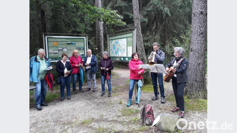 An verschiedenen Stationen wurden Texte gelesen und Lieder gesungen. Bild: Evang. Pfarramt Mitterteich/exb