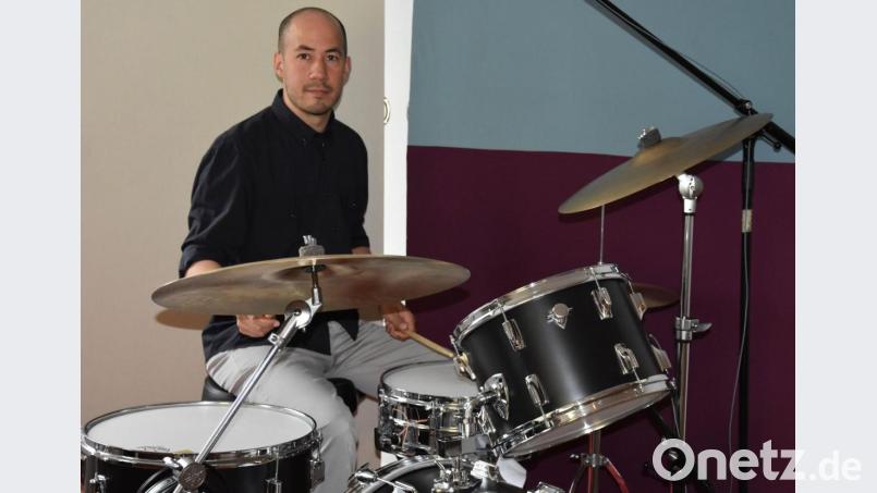 Schlagzeug ist nicht gleich Schlagzeug. Youbi Deinas aus Weiden setzt auch in der Musikbranche auf Nachhaltigkeit. Bild: Lowak