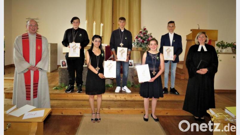 Diakon Fritz Lieb (links) und Pfarrerin Dr. Stefanie Schön (rechts) haben am Sonntag in der Friedenskirche fünf junge Leute konfirmiert. Einen wichtigen Lebensabschnitt im Glauben erlebten damit (von links oben) Louis Brosch (Waldsassen), Oliver Fröhler (Pleußen), Cedric Erl (Waldsassen) sowie (von links unten) Roussel Khello (Waldsassen) und Mara Rosner (Pfudermühle). Bild: ubb
