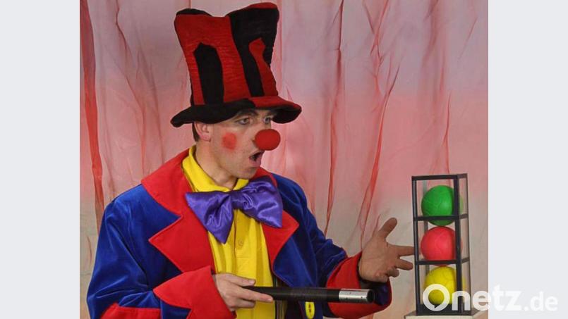 Der Zauberclown Fabellini ist mit seinem Zauberworkshop Teil des Ferienprogramms in Schwarzenfeld. Bild: Franz Probst/exb