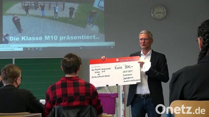 Finanzielle Würdigung für ein besonderes Projekt: Arno Speiser vom Kreisjugendring übergibt einen 300-Euro-Scheck an die M10 der Markus-Gottwalt-Schule Eschenbach als Dankeschön für ihren Poetry-Slam-Beitrag. Bild: jma