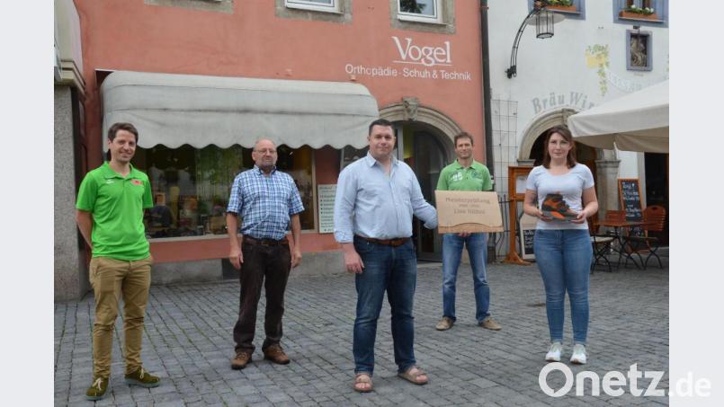 Zum erfolgreichen Meistertitel von Lisa Kühnl gratulieren (von links) Horst Schedl, Richard Vogel, Benjamin Prexler, Wolfgang Seemann. Bild: Kunz