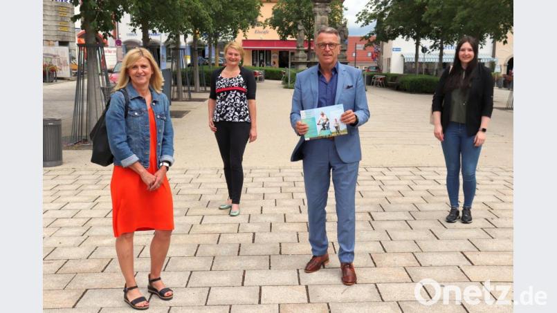 Tirschenreuths erste "G’sundheitsbotschafterin" Melanie Gmeiner, Projektkoordinatorin Angelika Landgraf, Bürgermeister Franz Stahl und Daniela Peintinger von der Geschäftsstellenleitung der Gesundheitsregion Plus Nordoberpfalz (von links) beim gemeinsamen Foto auf dem Oberen Marktplatz. Bild: Stadt Tirschenreuth/exb Bild: Stadt Tirschenreuth/exb