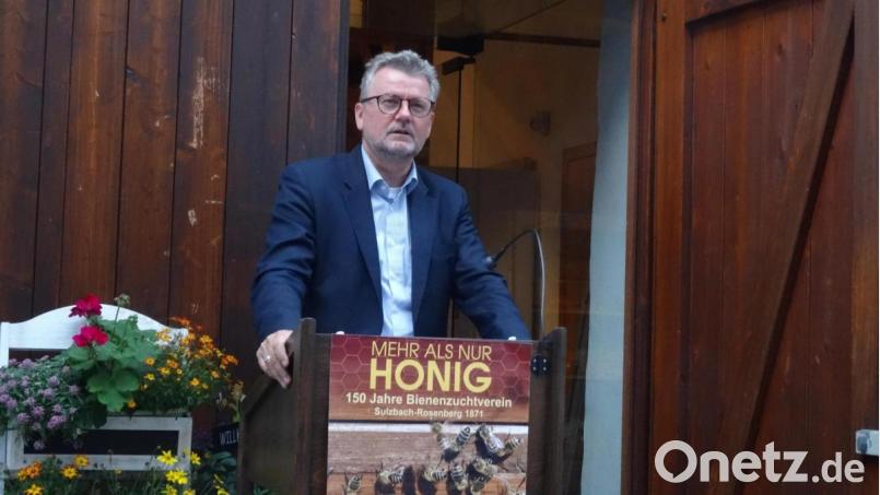 &quot;Mehr als Honig&quot; - Bürgermeister Michael Göth eröffnet die Ausstellung des Bienenzuchtvereins im Stadtmuseum. Bild: hka