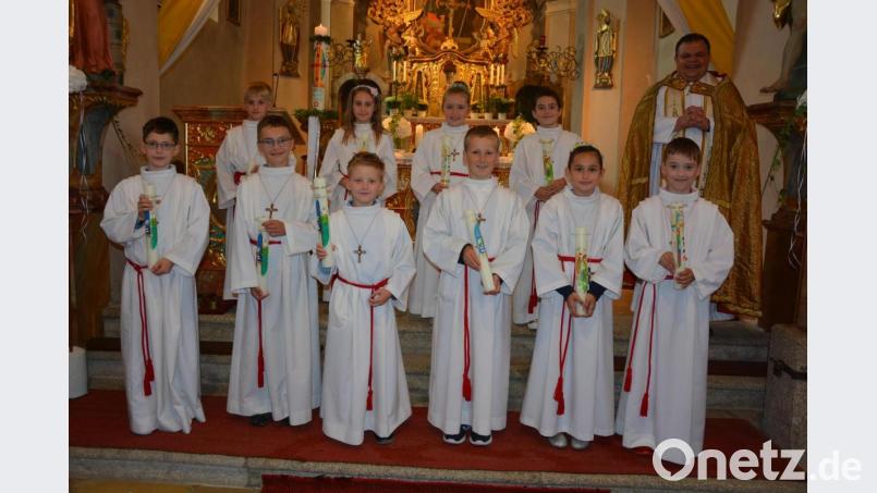 In Leonberg traten zehn Kinder erstmals an den Tisch des Herrn und feierten Erstkommunion. Kaplan Daniel Schmid (rechts) gestaltete den Festgottesdienst zusammen mit den Erskommunikanten. Bild: jr