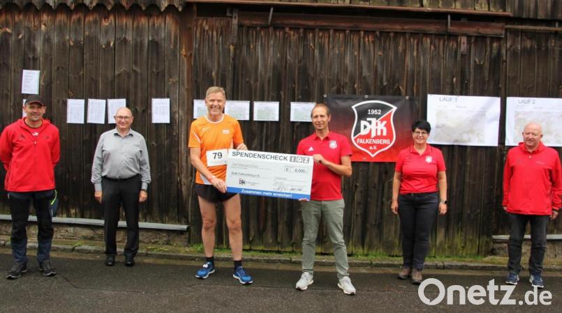 Einen 6000-Euro-Scheck gab es jetzt von der Firma IGZ für die DJK Falkenberg. Im Bild die Spendenübergabe mit (von links) Gerhard Bauer (DJK), Martin Franz (IGZ, Leiter Finanzen), IGZ-Geschäftsführer Johann Zrenner, DJK-Vorsitzendem Wolfgang Knoll, Alexandra Hasenfürter und Hubert Mark (beide DJK). Bild: kro