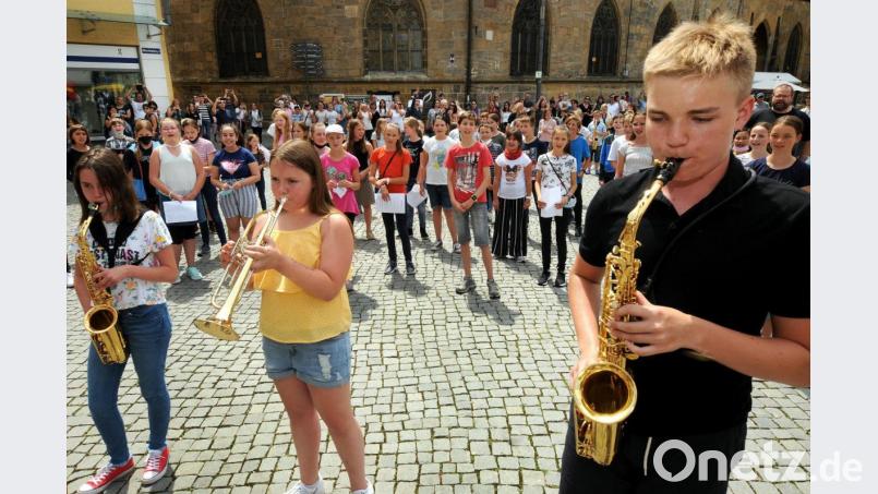 Vorne Bläser, dahinter Sänger - etliche Gruppen beteiligten sich am Flashmob. Bild: Stephan Huber