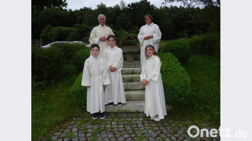 Yoko Mages sowie Jonas und Tom Hauser empfingen die Erstkommunion. Pfarrer Josef Triebenbacher zelebrierte den Festgottesdienst. Gemeindereferentin Edith Konrad hatte die Kinder vorbereitet. Bild: apr
