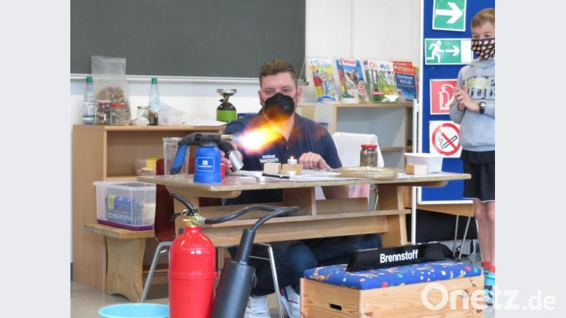 Philipp Schwan führt ein Experiment vor. Bild: Grundschule Konnersreuth/exb