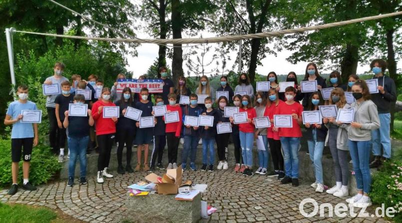 39 Realschüler stellten sich der &quot;Big Challenge&quot; und erhielten kleine Preise. Ciara Spieß (hinten, Fünfte von rechts) verbuchte das fünftbeste Ergebnis in Bayern und bekam dafür eine Medaille und eine Powerbank. Bild: Beate Schißlbauer/exb