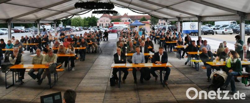Das hat es seit Bestehen der Forstbetriebsgemeinschaft Amberg-Schnaittenbach nicht gegeben - eine Jahreshauptversammlung im Bierzelt. Aber hier konnte Abstand gehalten werden. Bild: gf